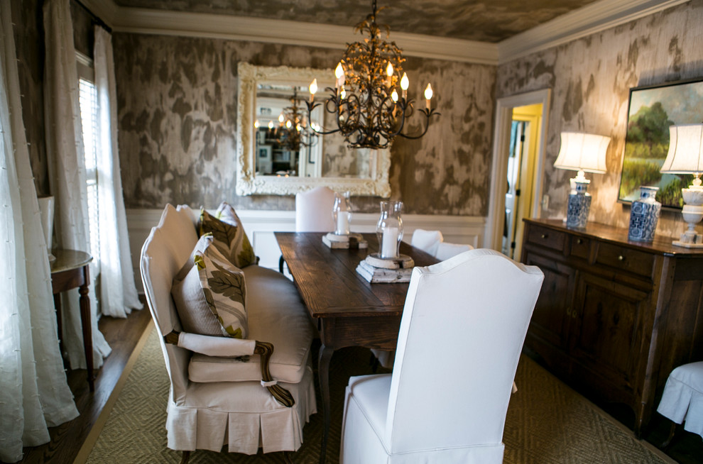 Cette image montre une salle à manger traditionnelle fermée et de taille moyenne avec un mur beige, parquet foncé et aucune cheminée.