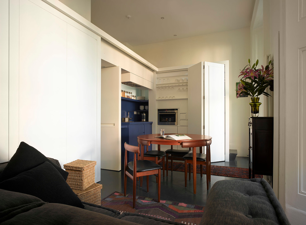 Immagine di una piccola sala da pranzo aperta verso il soggiorno design con pareti bianche