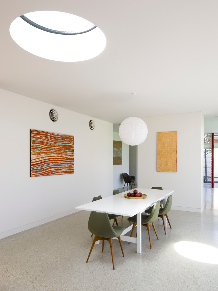 Offenes Modernes Esszimmer mit weißer Wandfarbe und Betonboden in Adelaide