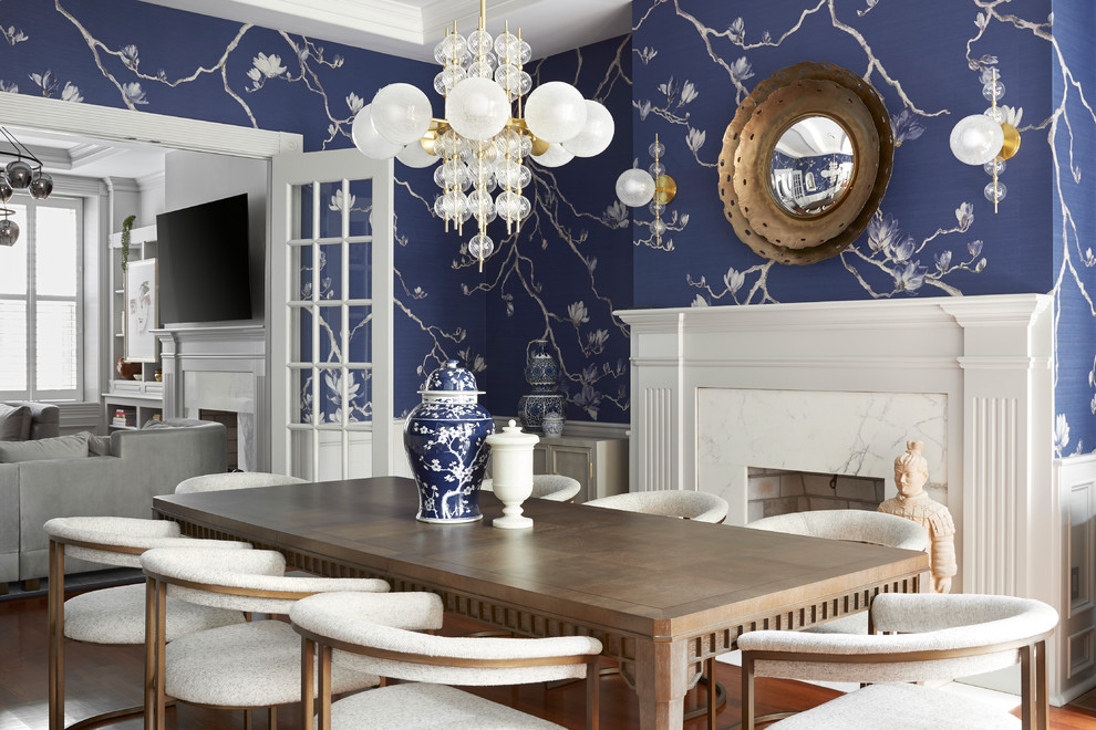 Exempel på en klassisk matplats, med blå väggar, mellanmörkt trägolv, en standard öppen spis, en spiselkrans i sten och brunt golv