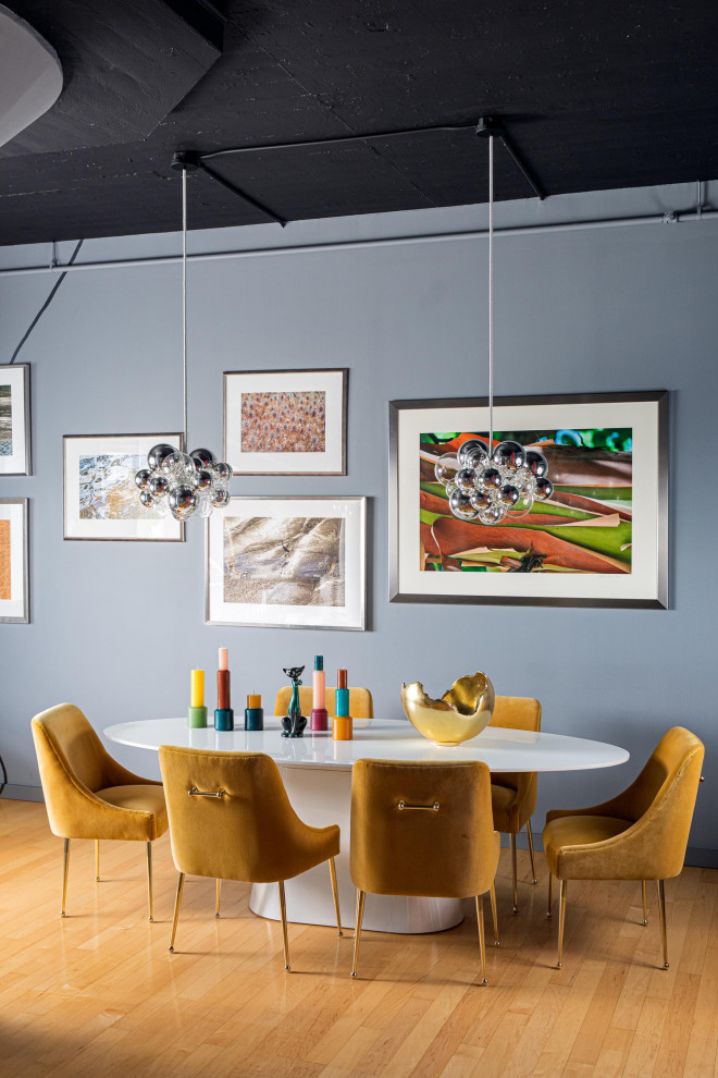 Ispirazione per una sala da pranzo aperta verso il soggiorno moderna di medie dimensioni con pareti grigie, pavimento in legno massello medio e nessun camino