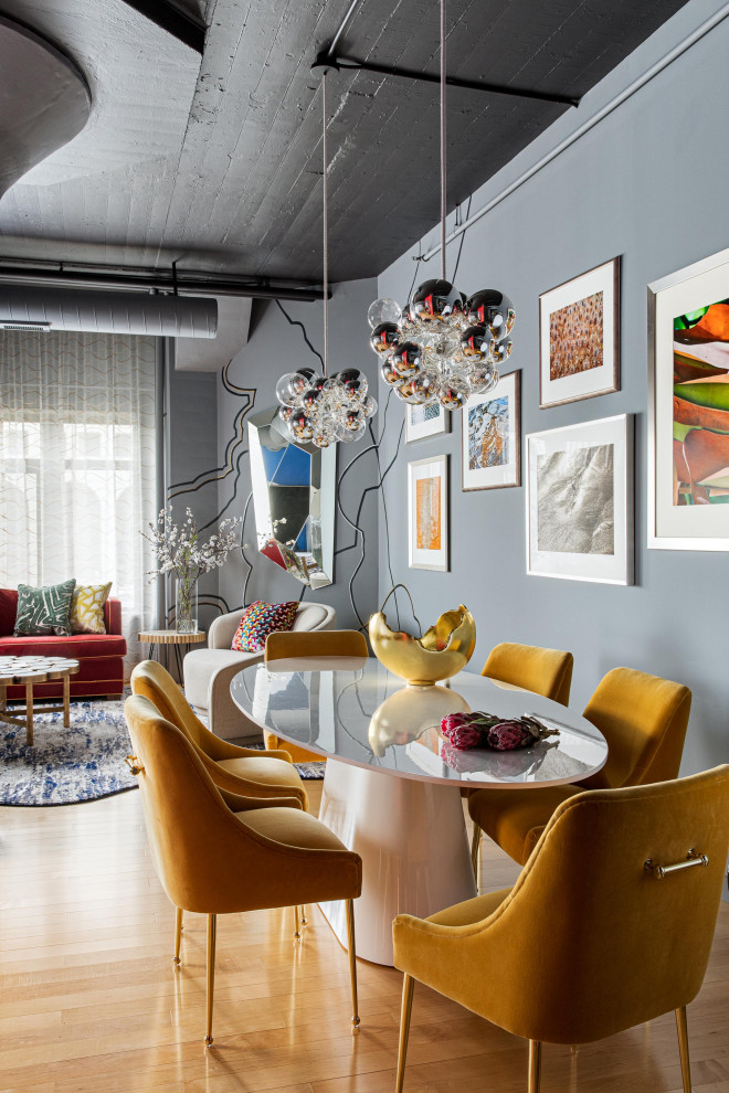Imagen de comedor moderno de tamaño medio abierto sin chimenea con paredes grises y suelo de madera en tonos medios
