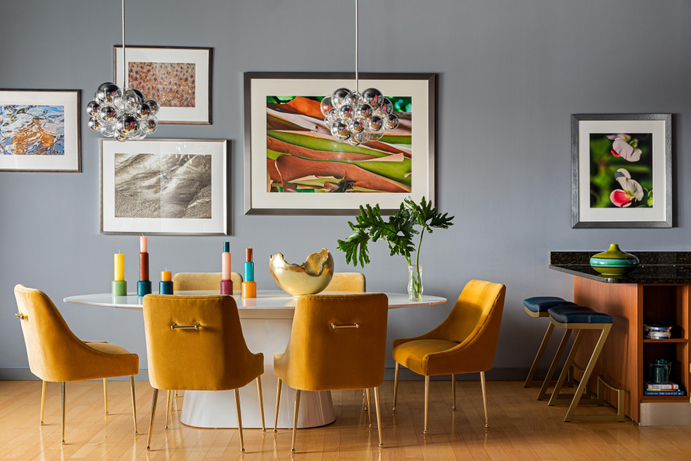 Imagen de comedor bohemio de tamaño medio abierto sin chimenea con paredes grises y suelo de madera en tonos medios