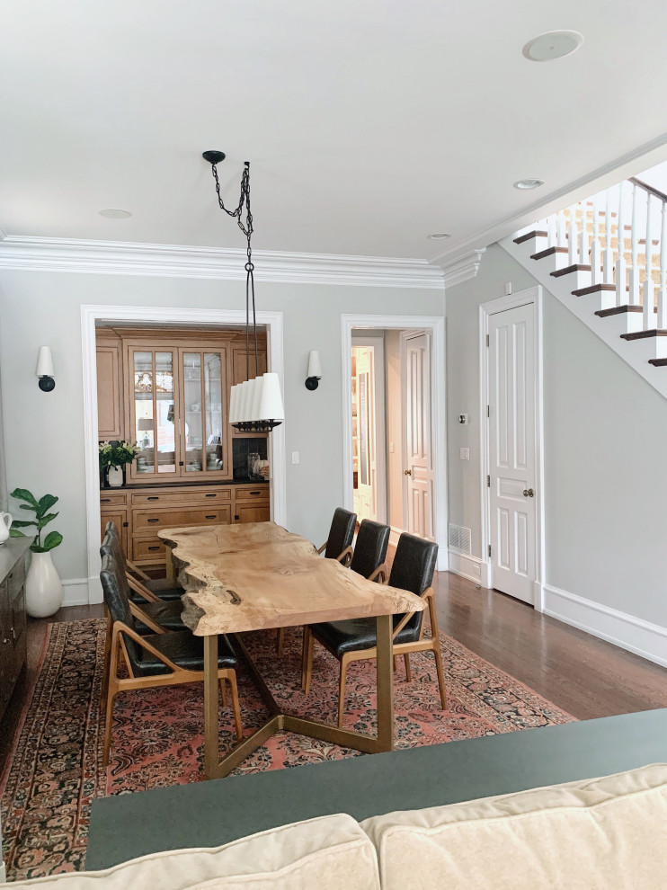 Idee per una sala da pranzo tradizionale di medie dimensioni con pareti beige, parquet scuro e pavimento marrone