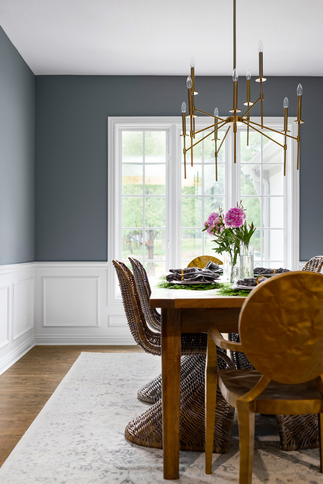 Esempio di una sala da pranzo classica chiusa e di medie dimensioni con pareti blu, pavimento in legno massello medio e pavimento marrone