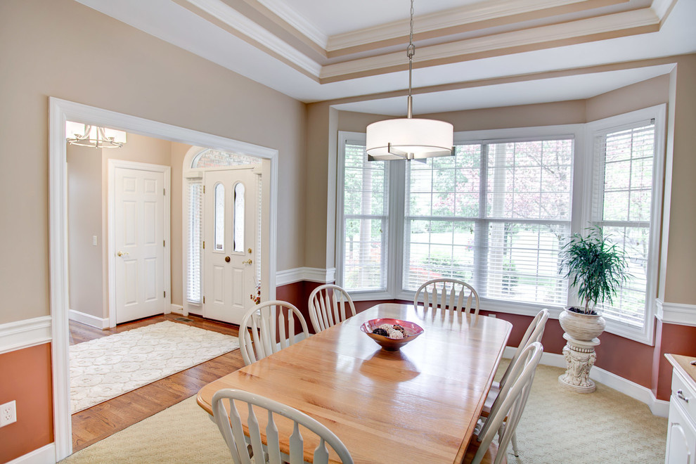 Cette image montre une salle à manger traditionnelle fermée et de taille moyenne avec un sol beige, un mur beige, moquette et aucune cheminée.