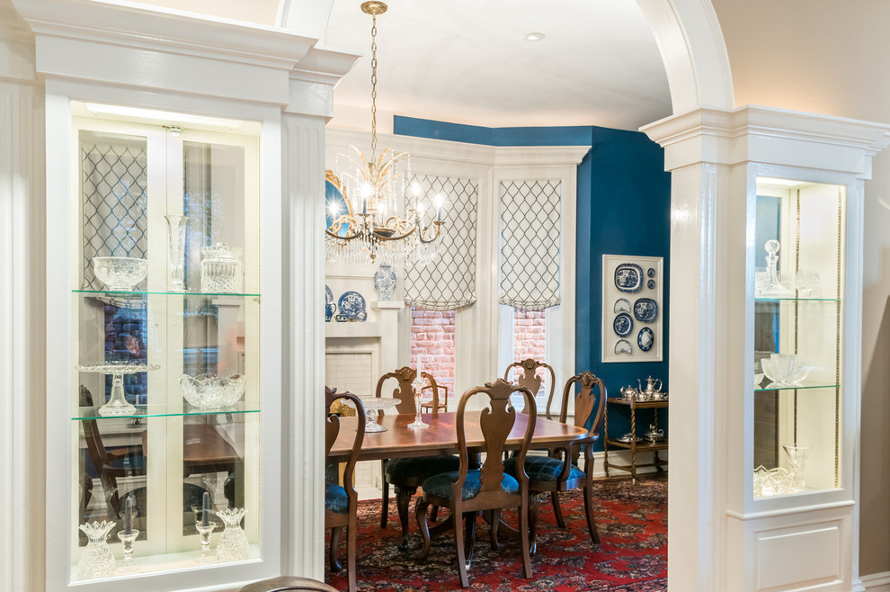 Großes, Geschlossenes Klassisches Esszimmer mit blauer Wandfarbe, dunklem Holzboden, Kamin, gefliester Kaminumrandung und braunem Boden in Richmond