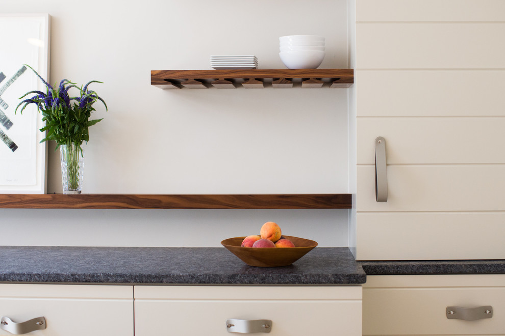 На фото: кухня-столовая среднего размера в морском стиле с серыми стенами и светлым паркетным полом без камина