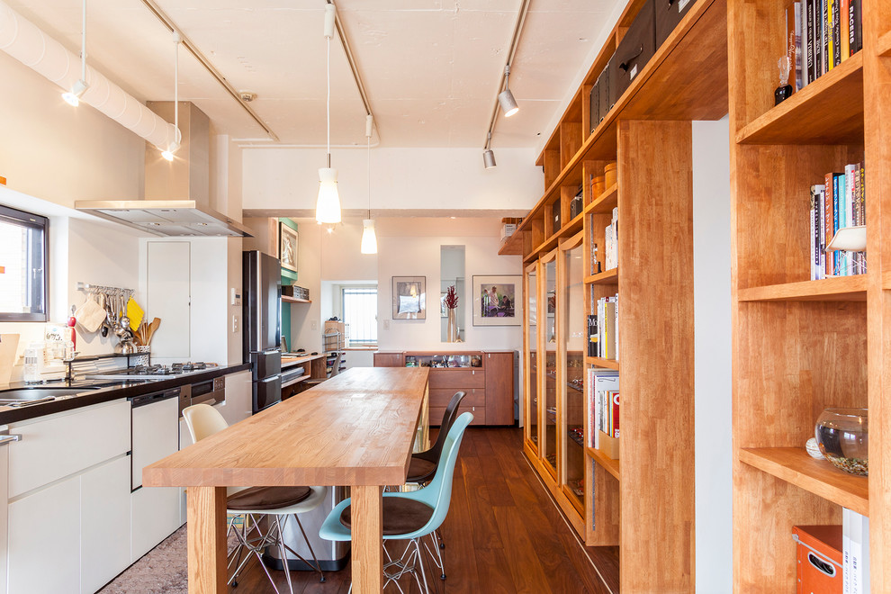 Foto de comedor actual grande abierto sin chimenea con paredes blancas y suelo de madera en tonos medios