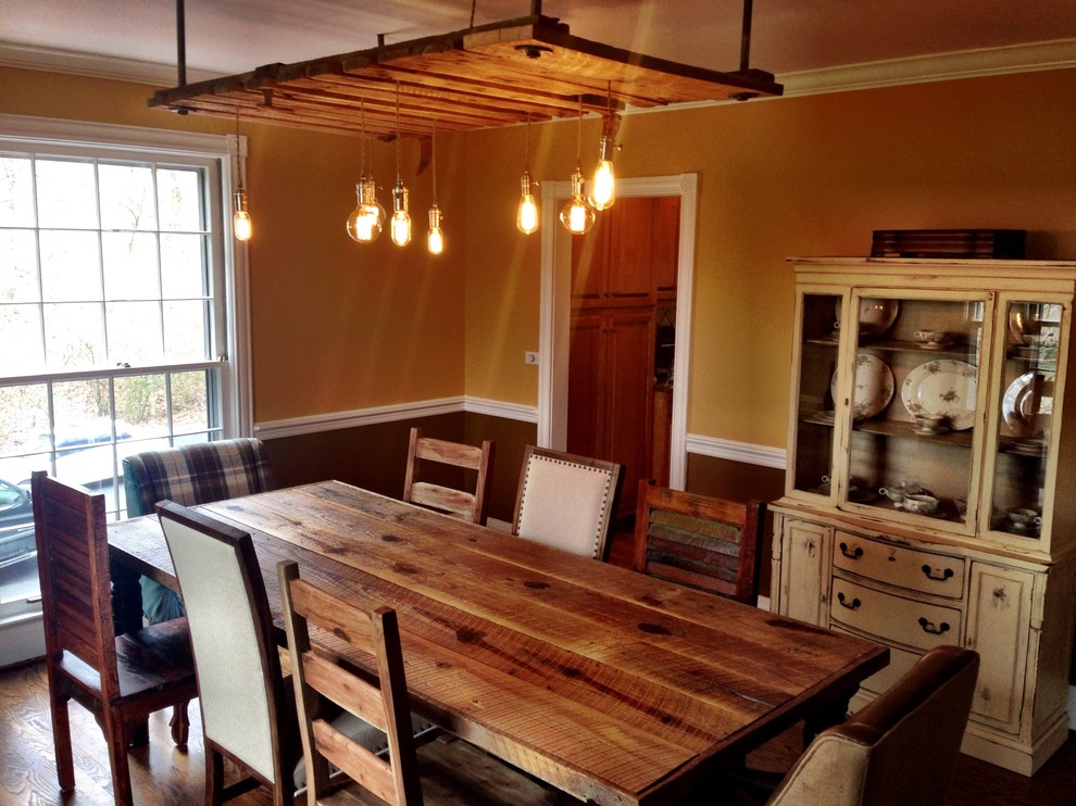Inspiration pour une salle à manger ouverte sur la cuisine rustique de taille moyenne avec un mur beige et parquet foncé.