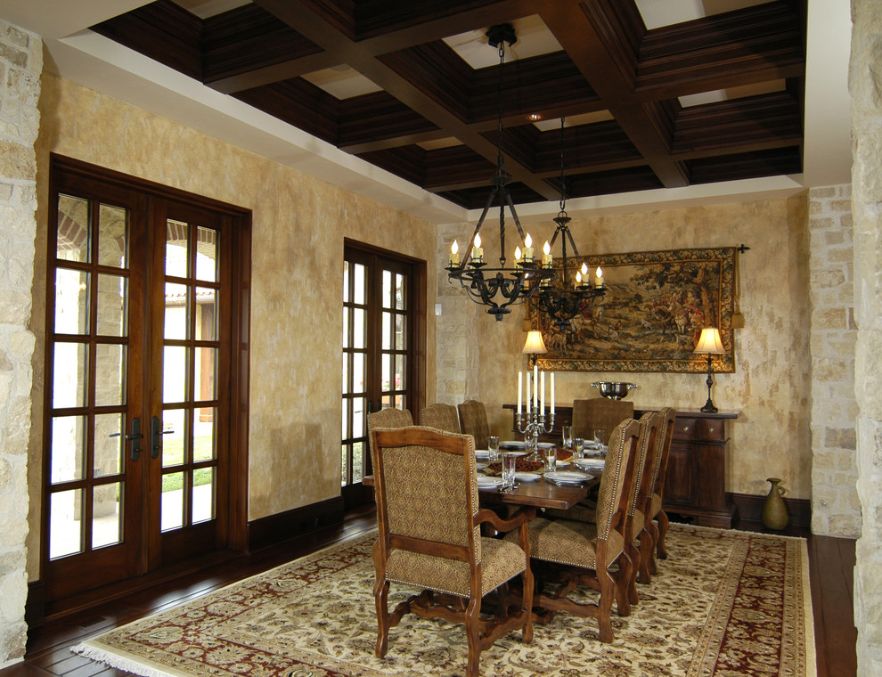 Esempio di un'ampia sala da pranzo aperta verso il soggiorno mediterranea con pareti beige e parquet scuro