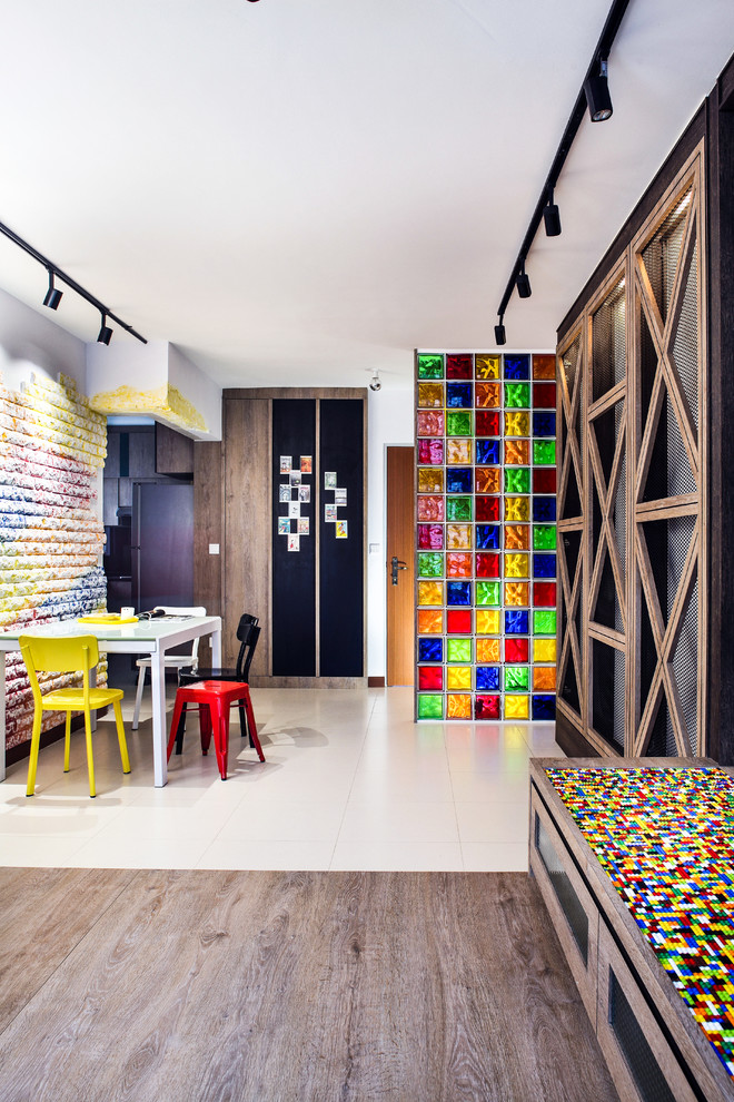 На фото: гостиная-столовая в стиле фьюжн с разноцветными стенами с