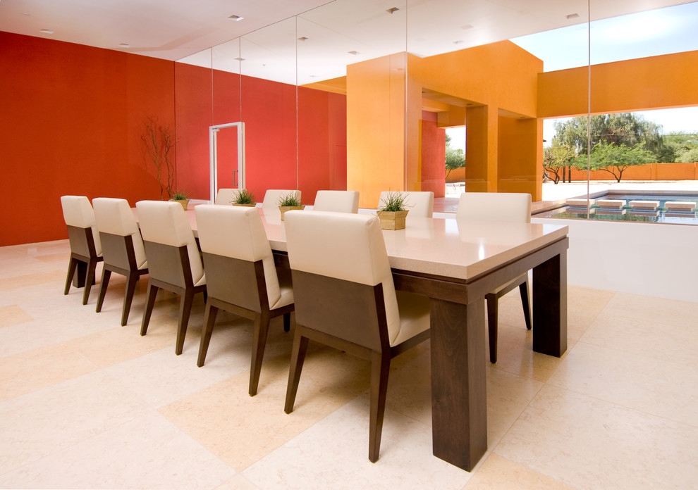 Inredning av ett modernt mycket stort kök med matplats, med röda väggar, kalkstensgolv och beiget golv