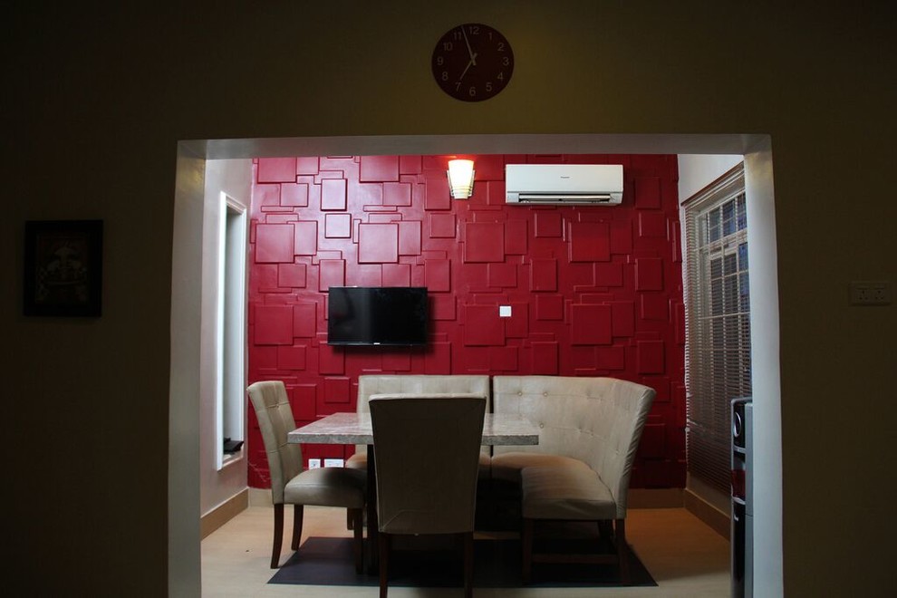 Esempio di una sala da pranzo aperta verso la cucina design di medie dimensioni con pareti beige, pavimento con piastrelle in ceramica e nessun camino