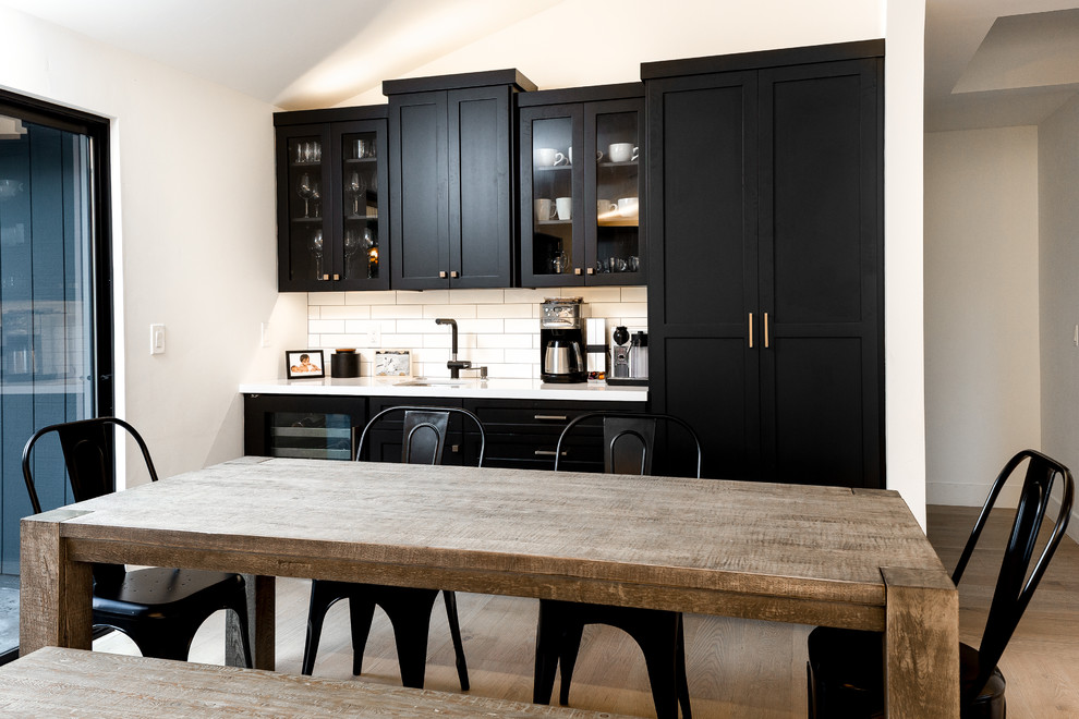 Идея дизайна: кухня-столовая среднего размера в стиле неоклассика (современная классика) с светлым паркетным полом, бежевым полом и белыми стенами без камина