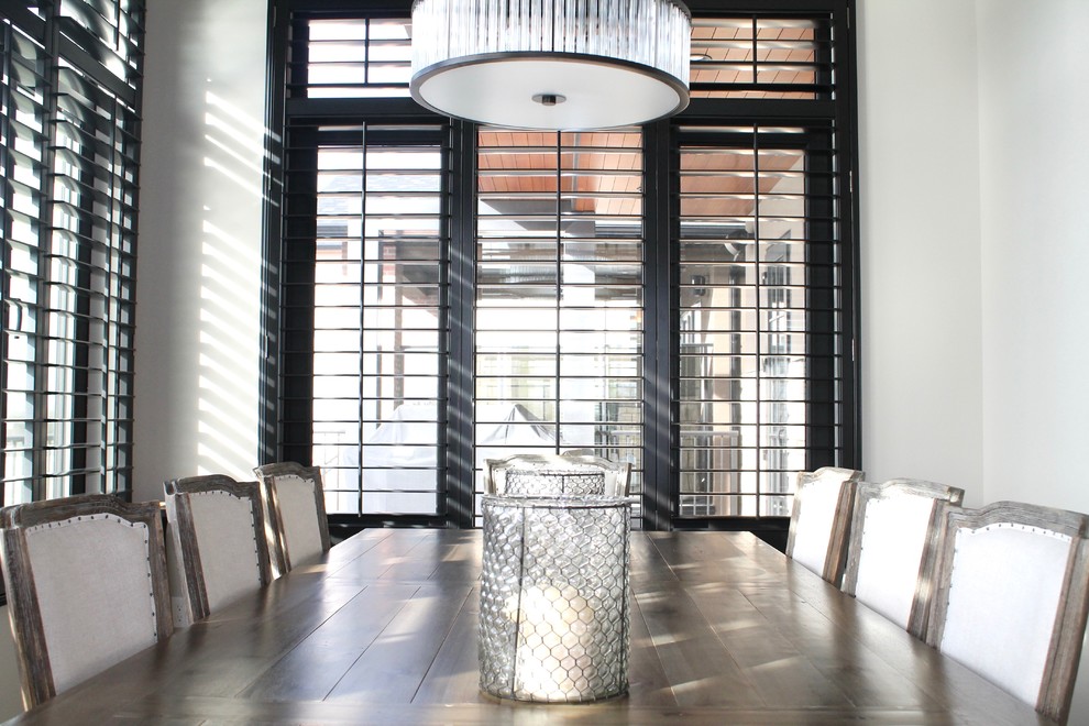 Стильный дизайн: отдельная столовая в стиле модернизм с серыми стенами и светлым паркетным полом - последний тренд