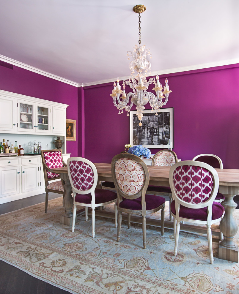 Idée de décoration pour une salle à manger bohème de taille moyenne avec un mur violet et un sol noir.
