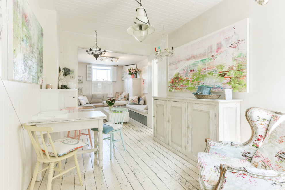 Inredning av en shabby chic-inspirerad liten matplats med öppen planlösning, med målat trägolv och vitt golv
