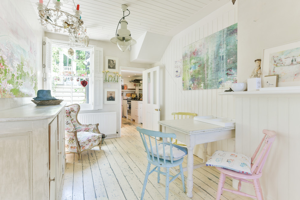 Kleines, Geschlossenes Shabby-Style Esszimmer mit gebeiztem Holzboden, weißem Boden und weißer Wandfarbe in Sussex