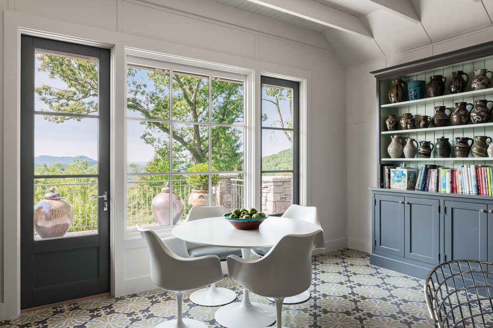 Стильный дизайн: кухня-столовая среднего размера в стиле модернизм с белыми стенами, деревянным полом и разноцветным полом без камина - последний тренд