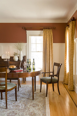 Esempio di una sala da pranzo chic chiusa e di medie dimensioni con pareti rosse, parquet chiaro e nessun camino