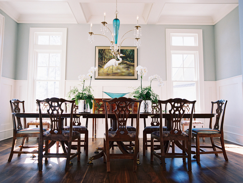 Imagen de comedor de cocina clásico renovado de tamaño medio sin chimenea con paredes azules y suelo de madera en tonos medios