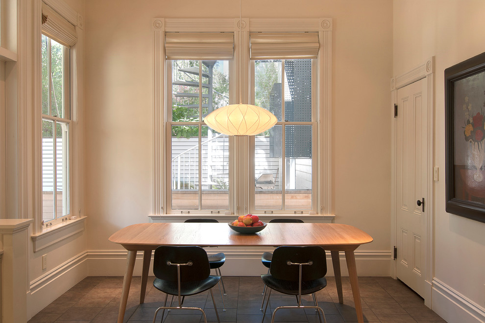 Foto di una sala da pranzo minimalista con pareti beige