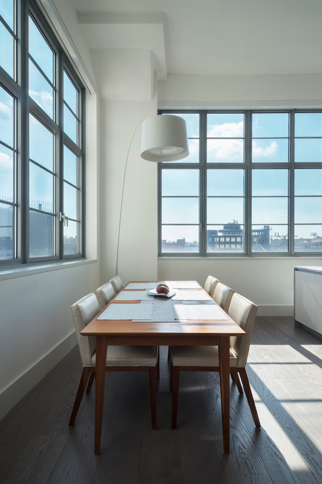 Ejemplo de comedor minimalista de tamaño medio abierto con paredes blancas y suelo de madera en tonos medios