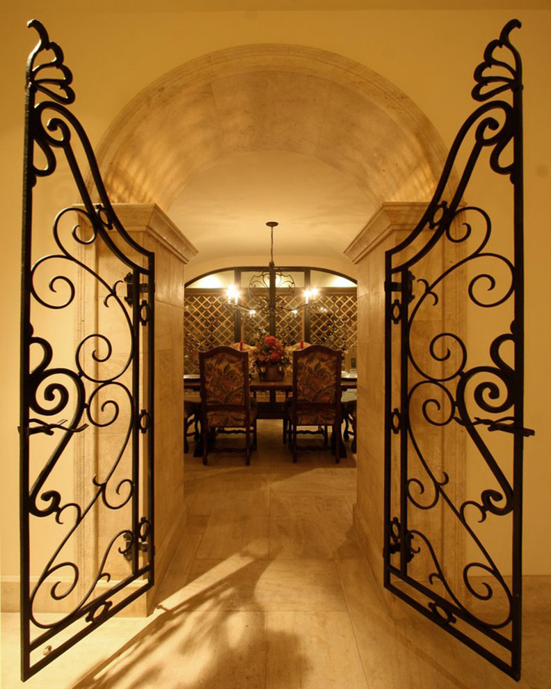 Стильный дизайн: большая отдельная столовая в средиземноморском стиле с бежевыми стенами и полом из линолеума без камина - последний тренд