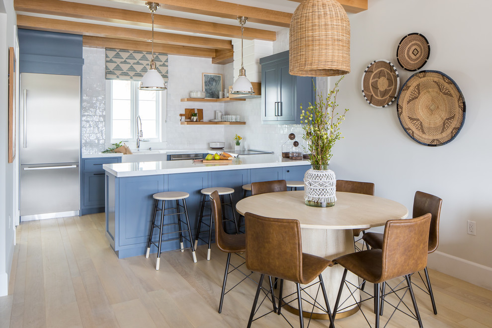 Ispirazione per una sala da pranzo aperta verso la cucina stile marinaro con pareti grigie, parquet chiaro e pavimento beige
