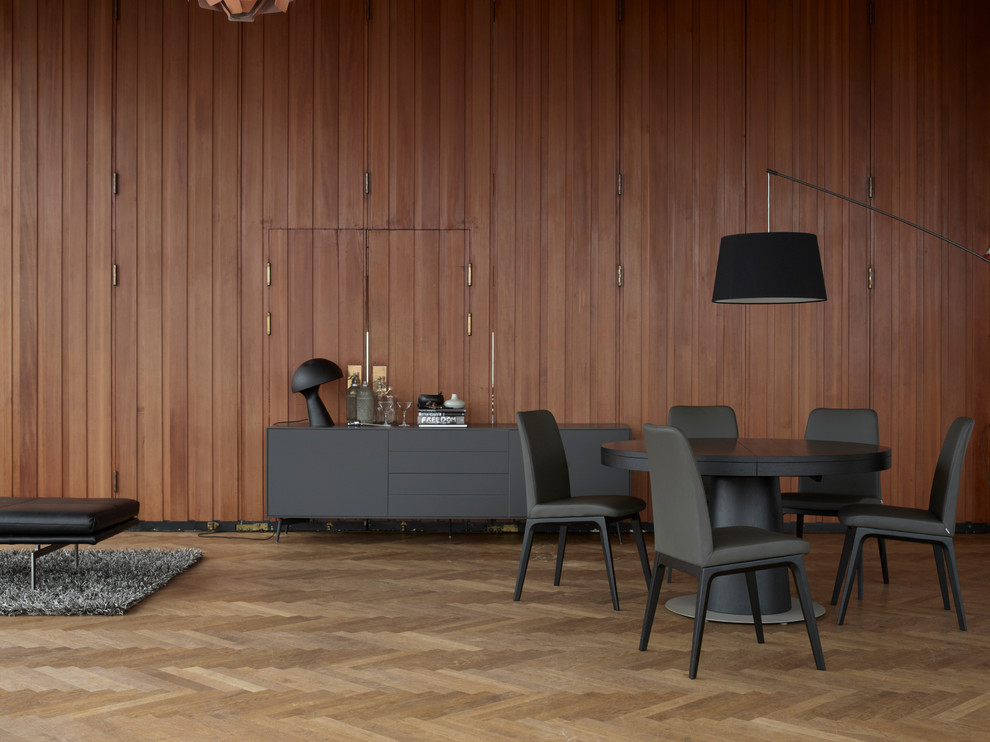 Diseño de comedor contemporáneo grande abierto con paredes marrones y suelo de madera clara