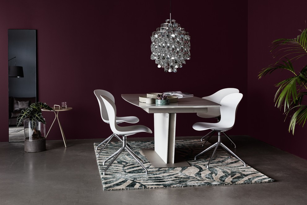 Пример оригинального дизайна: большая гостиная-столовая в современном стиле с фиолетовыми стенами и бетонным полом