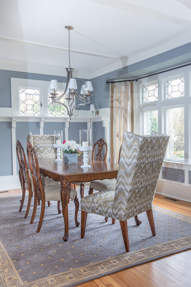 Idée de décoration pour une salle à manger bohème fermée et de taille moyenne avec un mur bleu, parquet clair, un sol beige, une cheminée standard et un manteau de cheminée en carrelage.