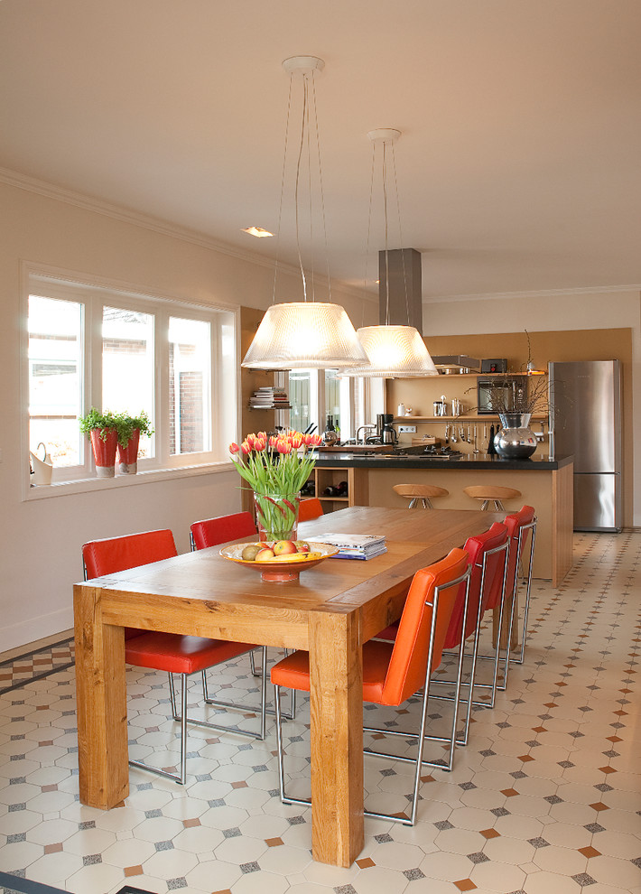 Bild på ett mellanstort funkis kök med matplats, med klinkergolv i porslin, vita väggar och flerfärgat golv