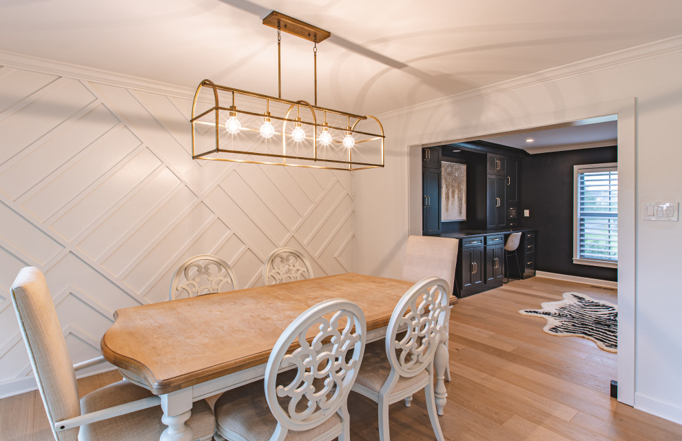 Diseño de comedor de cocina campestre de tamaño medio con paredes grises, suelo de madera clara, suelo beige y panelado
