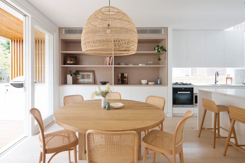 Свежая идея для дизайна: кухня-столовая в морском стиле с светлым паркетным полом и бежевым полом - отличное фото интерьера