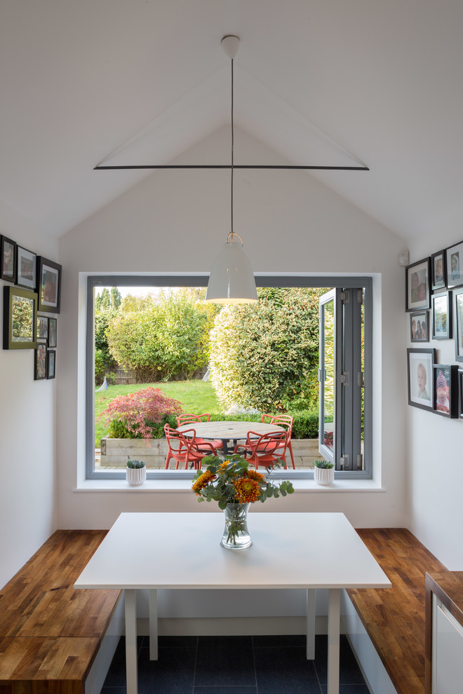 Kleines Modernes Esszimmer mit Keramikboden, grauem Boden und weißer Wandfarbe in Hertfordshire