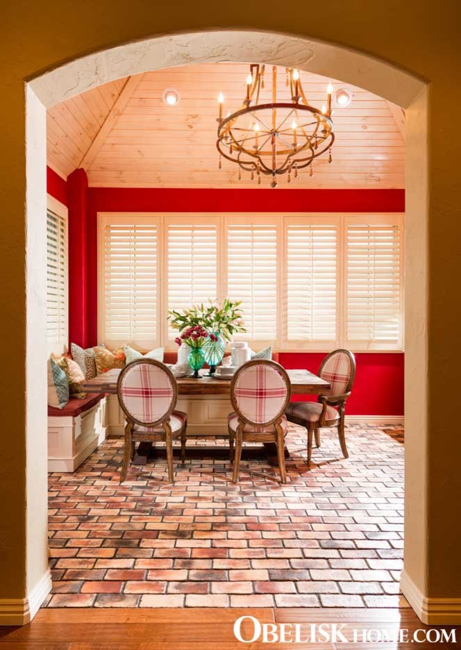 Idéer för att renovera ett mellanstort vintage kök med matplats, med röda väggar och tegelgolv