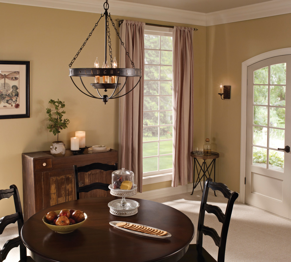 Стильный дизайн: столовая среднего размера в современном стиле с коричневыми стенами, ковровым покрытием и бежевым полом без камина - последний тренд