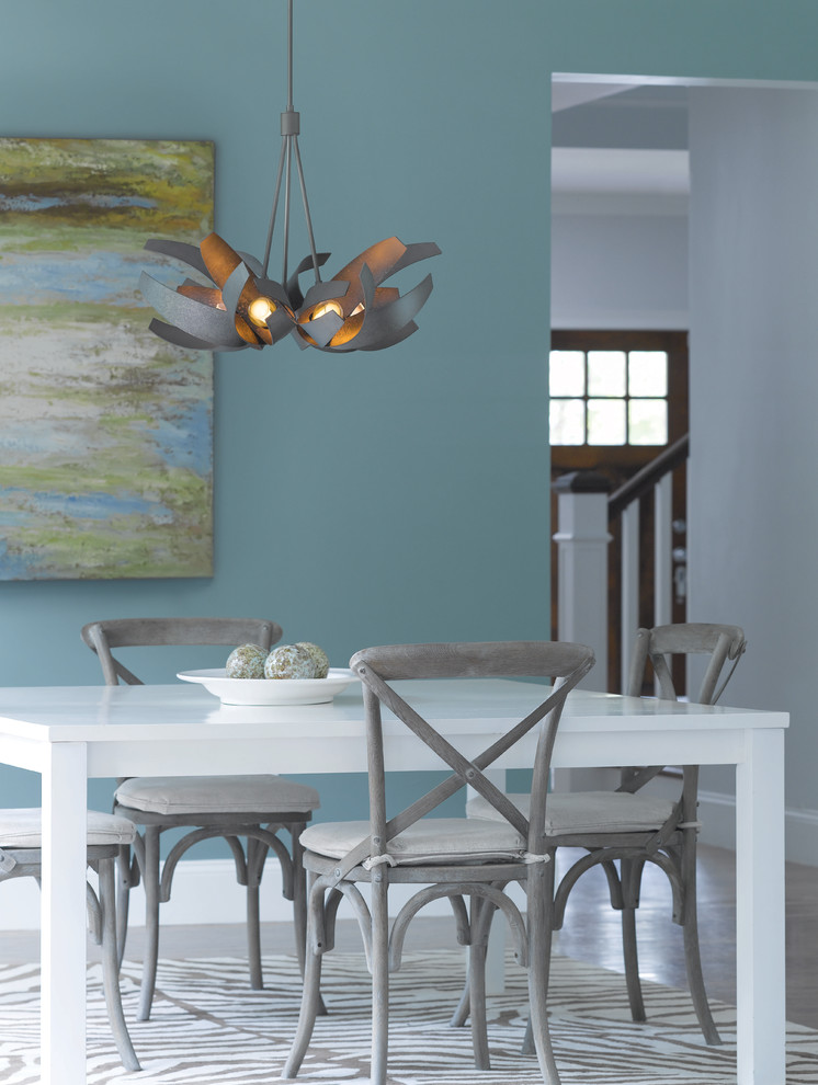 Modelo de comedor clásico de tamaño medio cerrado con paredes azules y suelo de baldosas de porcelana