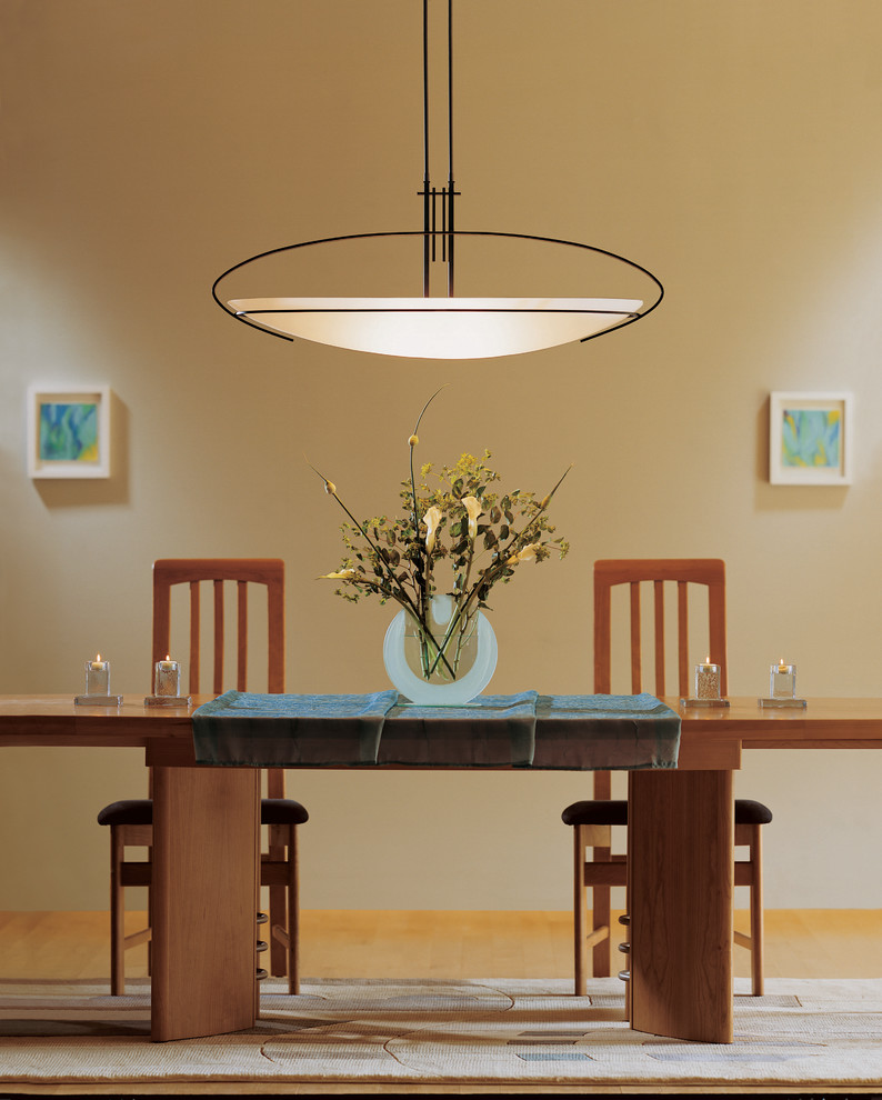 Immagine di una sala da pranzo classica chiusa e di medie dimensioni con pareti beige e parquet chiaro