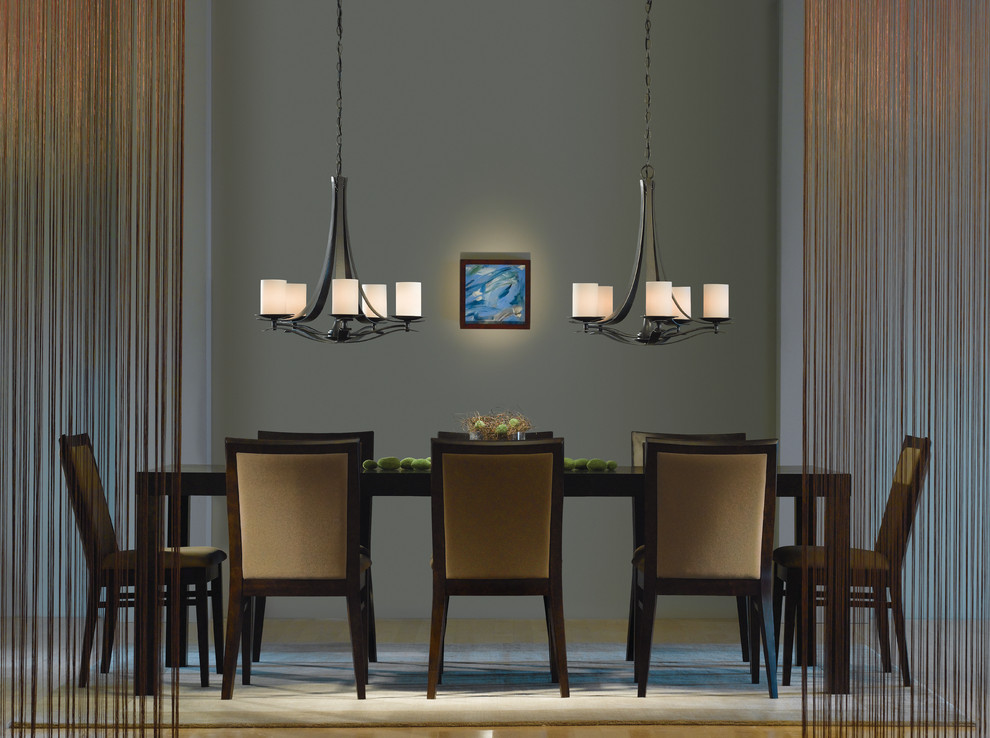 Immagine di una sala da pranzo minimalista chiusa e di medie dimensioni con pareti grigie, parquet chiaro e nessun camino