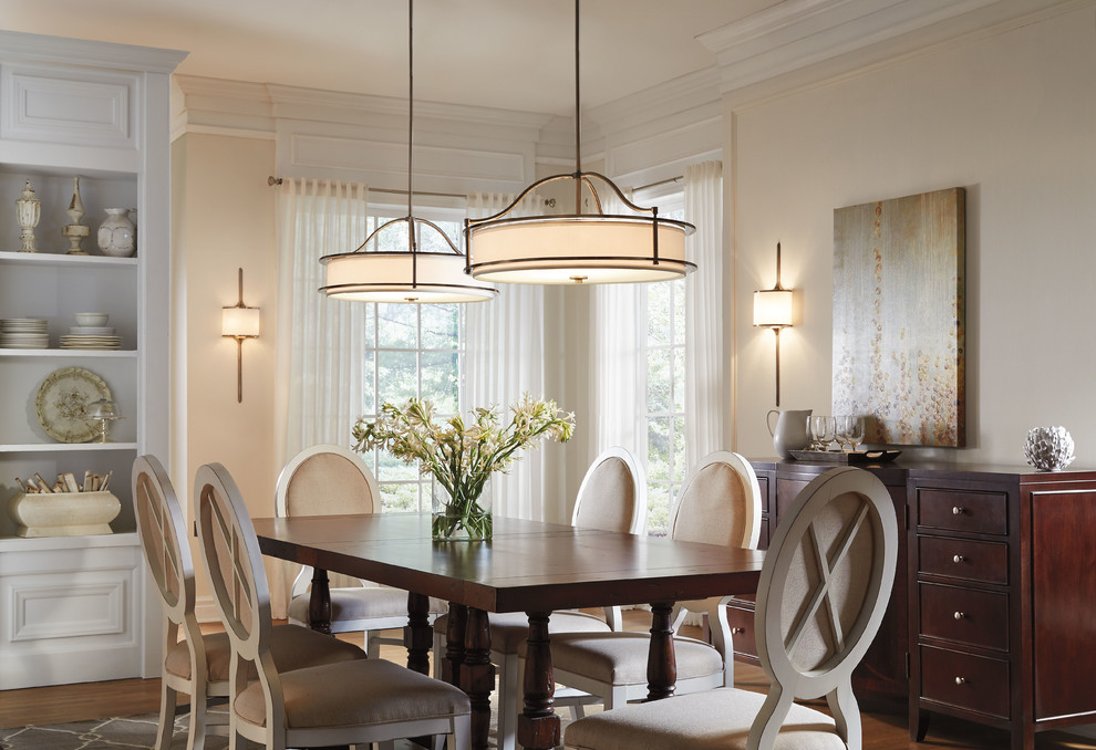 Idee per una sala da pranzo tradizionale di medie dimensioni con pareti beige e pavimento in legno massello medio