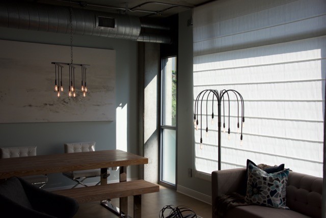 Diseño de comedor contemporáneo de tamaño medio cerrado sin chimenea con paredes azules y suelo de madera en tonos medios