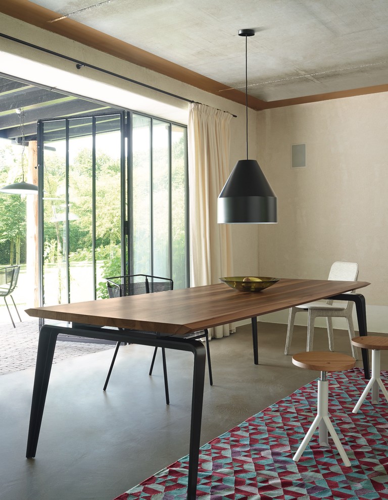 Idée de décoration pour une salle à manger minimaliste fermée avec un mur beige et sol en béton ciré.