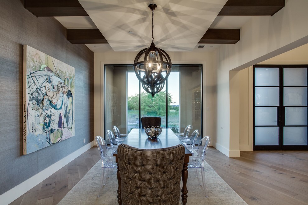 Esempio di una sala da pranzo aperta verso il soggiorno classica di medie dimensioni con pareti grigie, pavimento in legno massello medio, nessun camino e pavimento marrone