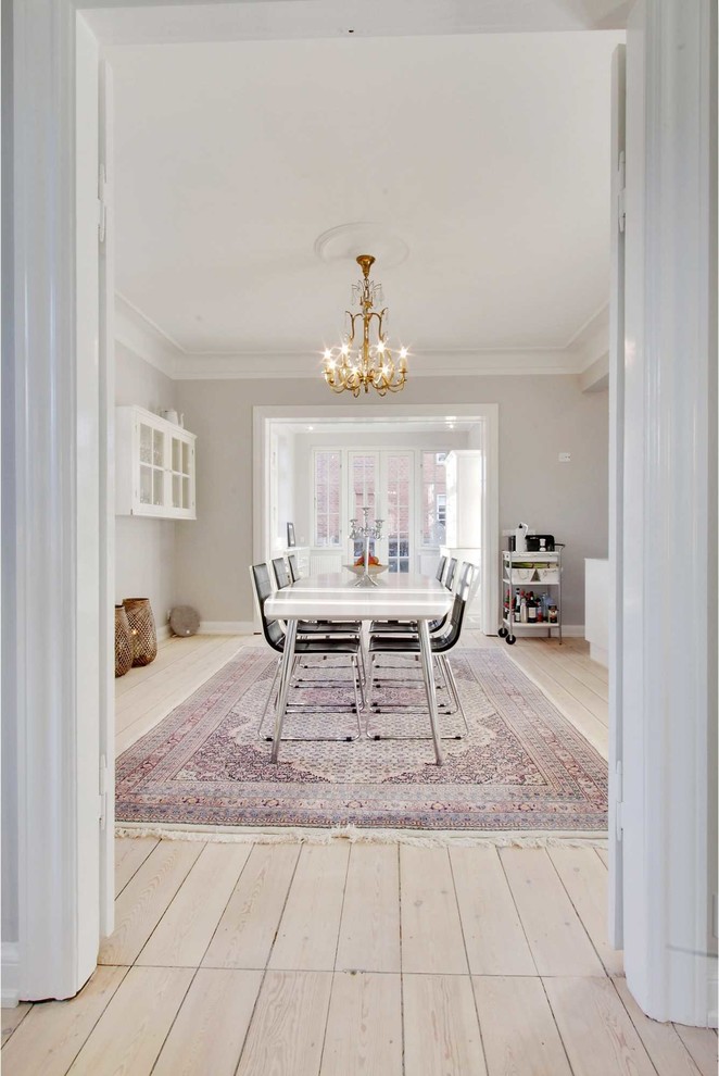 Foto di una grande sala da pranzo nordica con parquet chiaro e pavimento beige