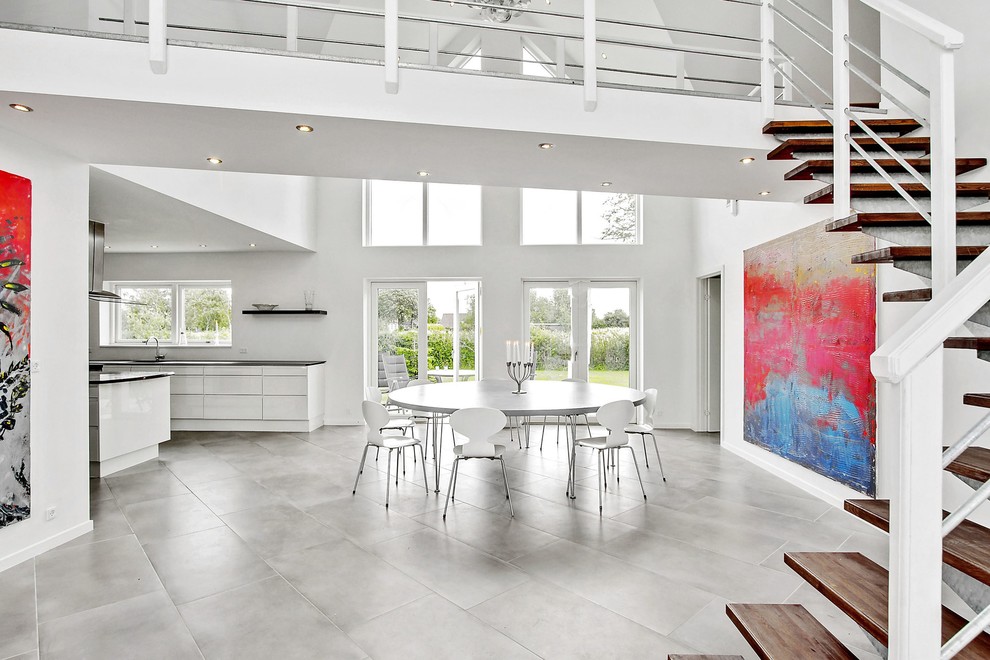 Idee per una grande sala da pranzo scandinava con pareti bianche e pavimento grigio