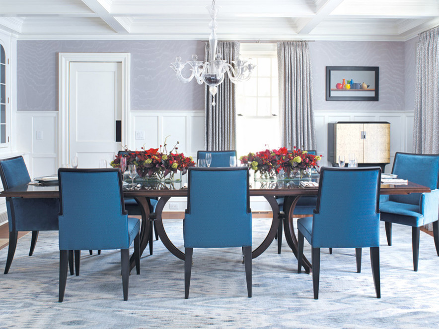 Идея дизайна: большая гостиная-столовая в стиле неоклассика (современная классика) с фиолетовыми стенами и ковровым покрытием без камина