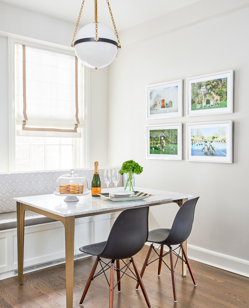 Cette photo montre une salle à manger chic avec parquet foncé, un sol marron et un mur gris.